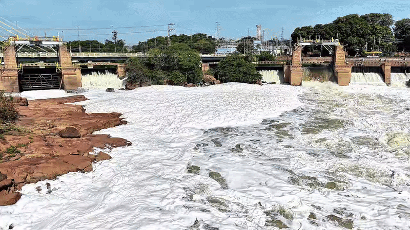 Rio Tietê amanhece coberto por espuma tóxica em Salto; vídeo