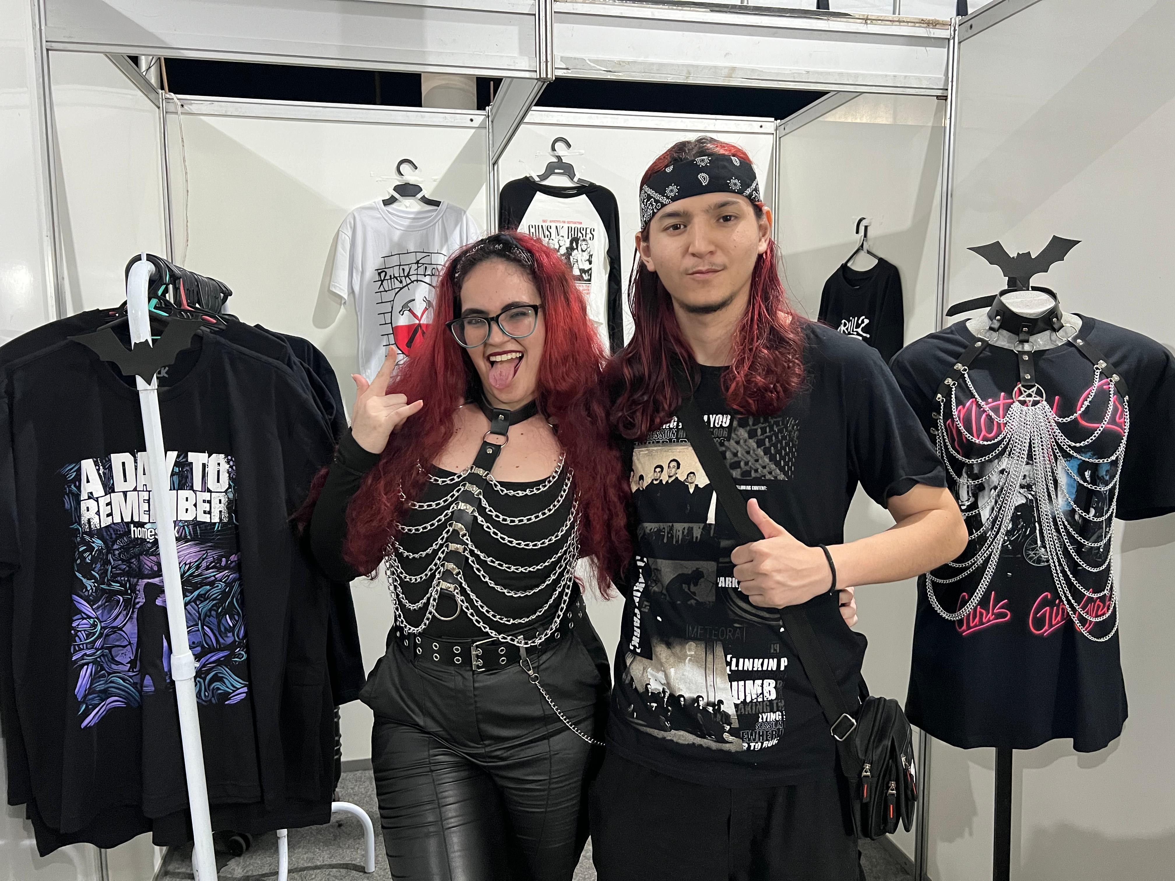 Camisetas pretas de bandas são sucesso na primeira noite do 17º Encontro Internacional de Motos de Alta Cilindrada