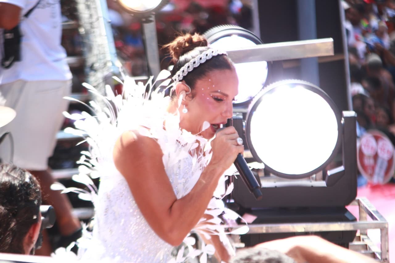 Ivete vence ação contra foliona que a processou por ter sido esmagada no carnaval de Salvador