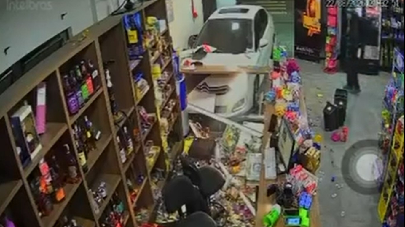 VÍDEO: carro desgovernado invade loja de bebidas e motorista é preso por suspeita de embriaguez em SC