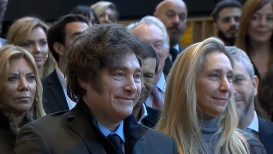 Acusações de corrupção contra irmã de Milei criam crise no governo da Argentina; entenda - Após um primeiro áudio com acusações contra a irmã do presidente vazar na imprensa, uma semana depois, novas gravações surgiram sobre suposto esquema de propina que envolveria membros da alta cúpula do governo.