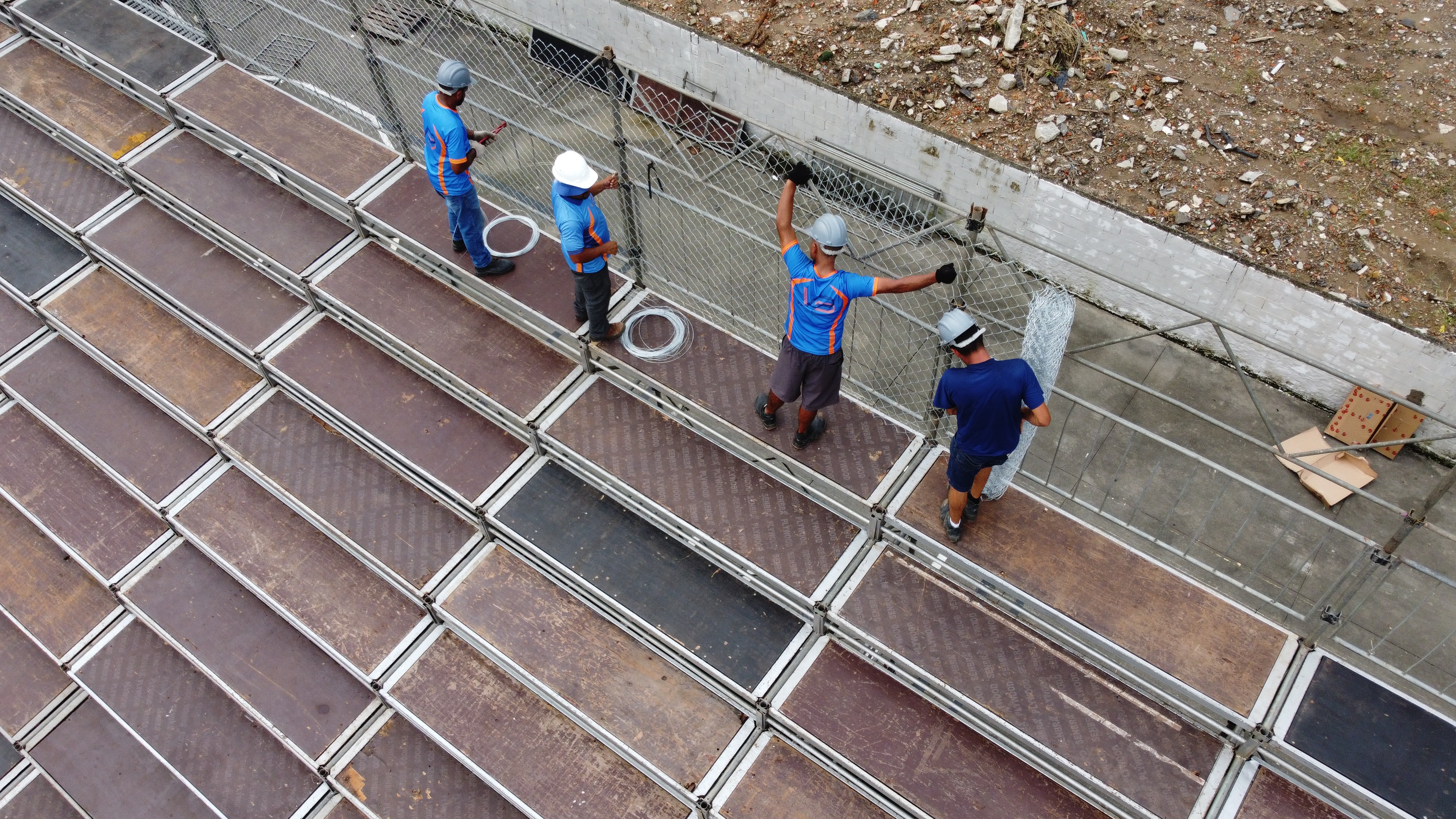 Montagem da Passarela Dráuzio da Cruz para o Carnaval avança em Santos, SP