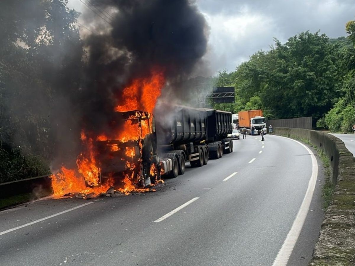 Caminhão com 74 toneladas de açúcar pega fogo na Rodovia Anchieta; VÍDEO