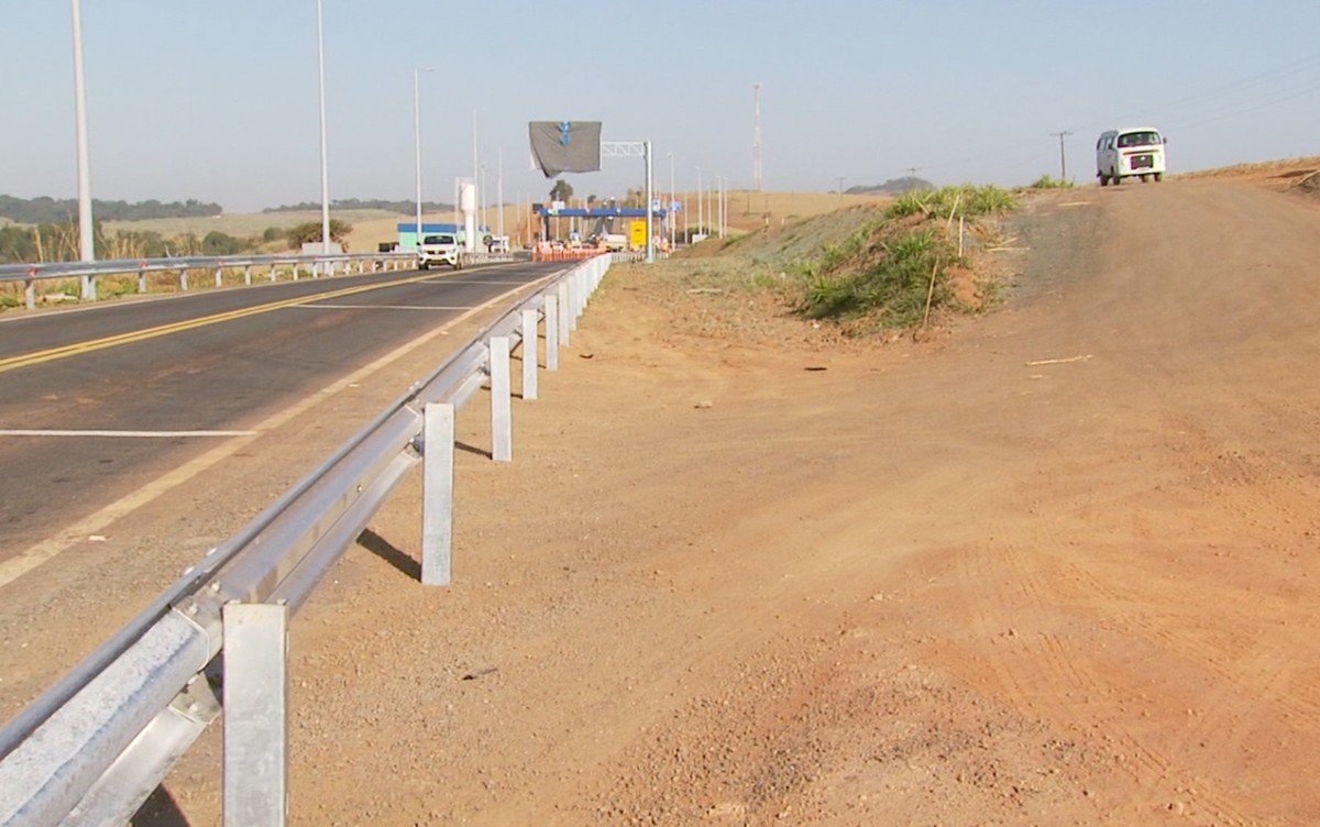 Moradores de bairro rural reclamam de acesso fechado próximo a praça de pedágio em Alfenas, MG