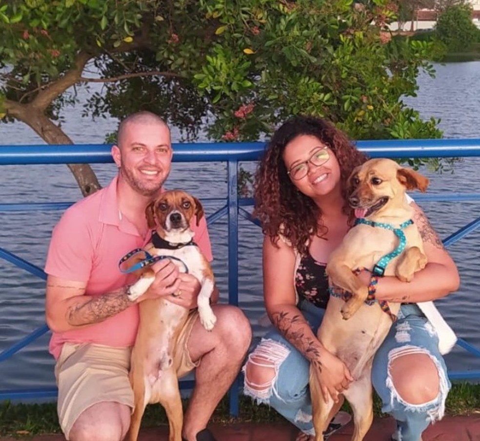 Douglas com sua esposa, Jéssica e seus dois cachorros Banjo e Flor  — Foto: Arquivo Pessoal 