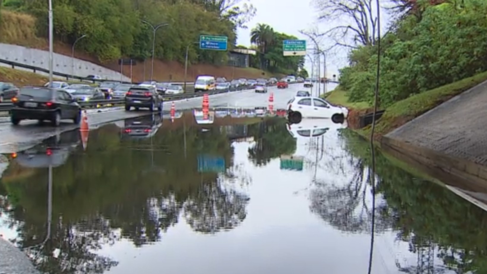 Anel Viário fica alagado e tem faixas interditadas após chuva em São José dos Campos