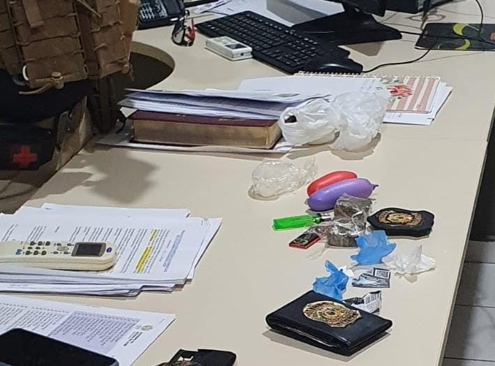Policial penal é preso ao tentar entrar com droga e cartas em presídio no interior do Acre