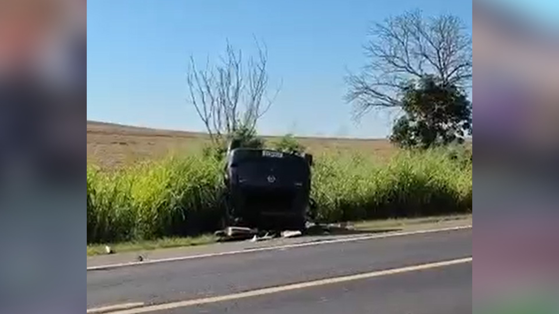 Homem morre ao ter carro atingido por caminhão que ultrapassava outro na rodovia SP-463
