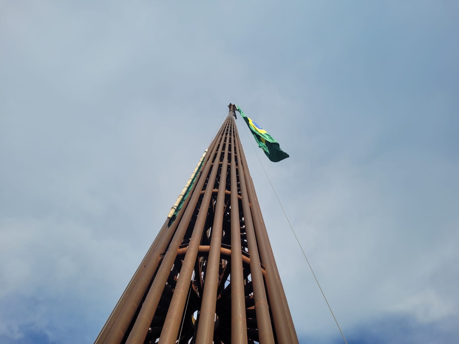Novacap abre licitação de R$ 2 milhões para manutenção da bandeira na Praça dos Três Poderes; valor é 7 vezes maior que o último pregão