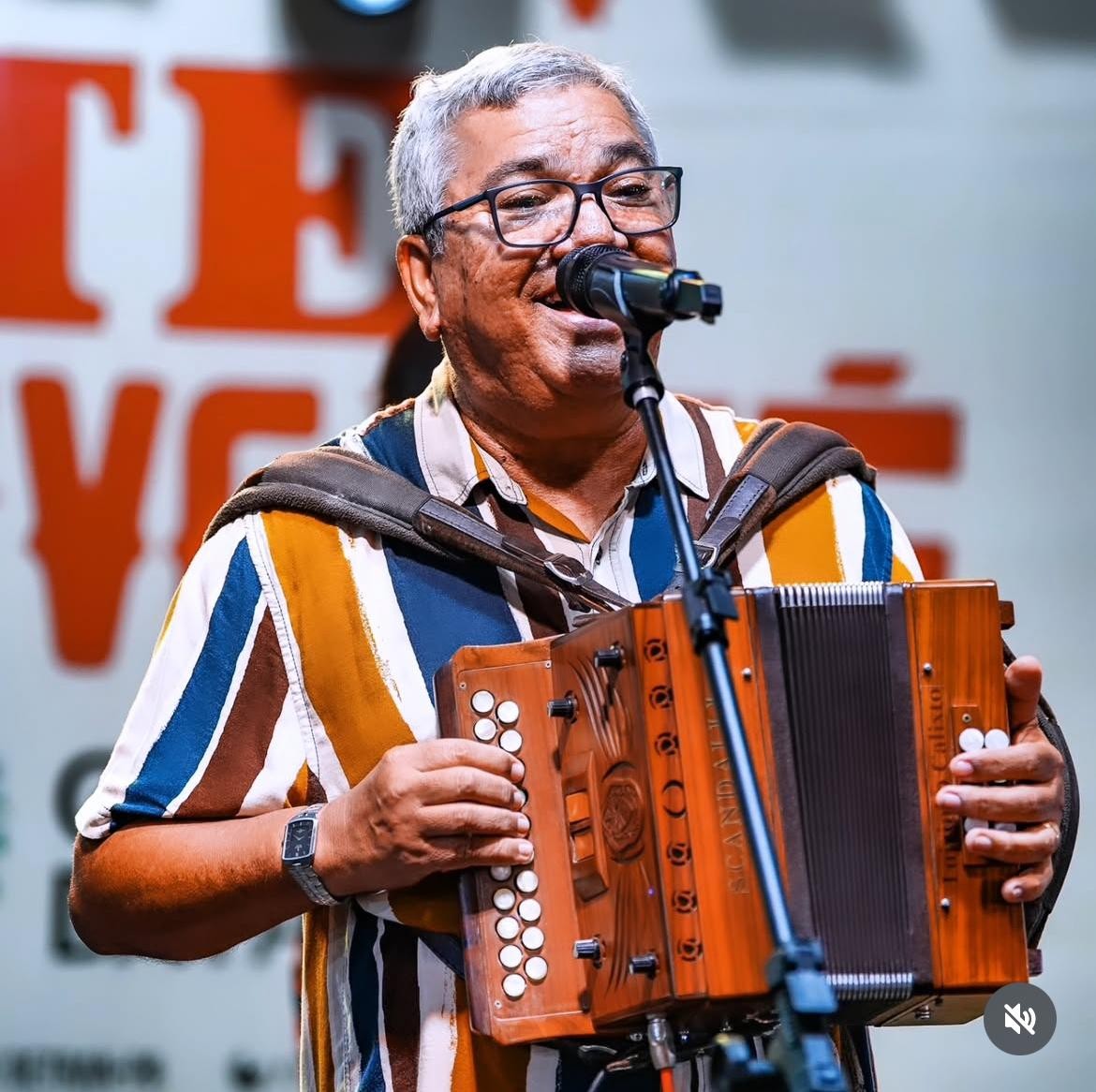 Guardião do fole de oito baixos, Luizinho Calixto diz que 'resgatar o instrumento é dar sequência ao trabalho'