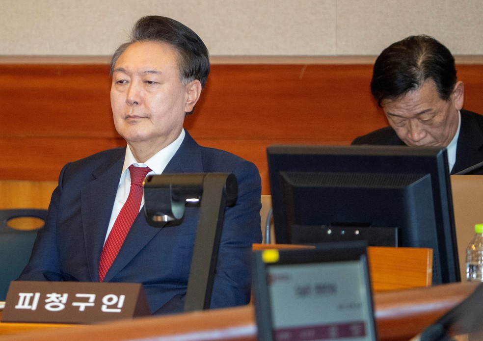 Presidente afastado da Coreia do Sul, Yoon Suk Yeol, dá depoimento em primeira audiência de julgamento por lei marcial em 20 de fevereiro de 2025. — Foto: ONG KYUNG-SEOK/Pool via REUTERS