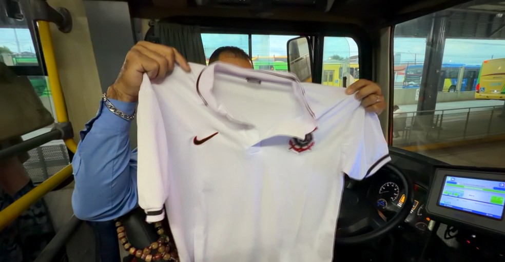 Passageiros também compraram uma camisa para o motorista. — Foto: Júnior Evangelista/RPC