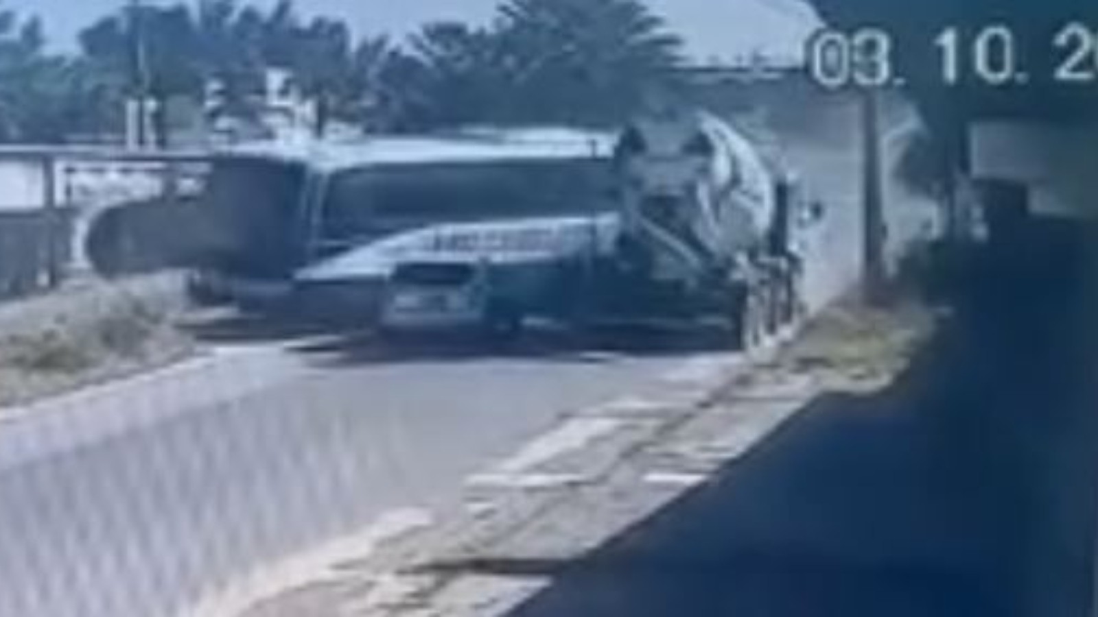 Ônibus desgovernado invade contramão e mata passageiro de moto na Grande Fortaleza; vídeo