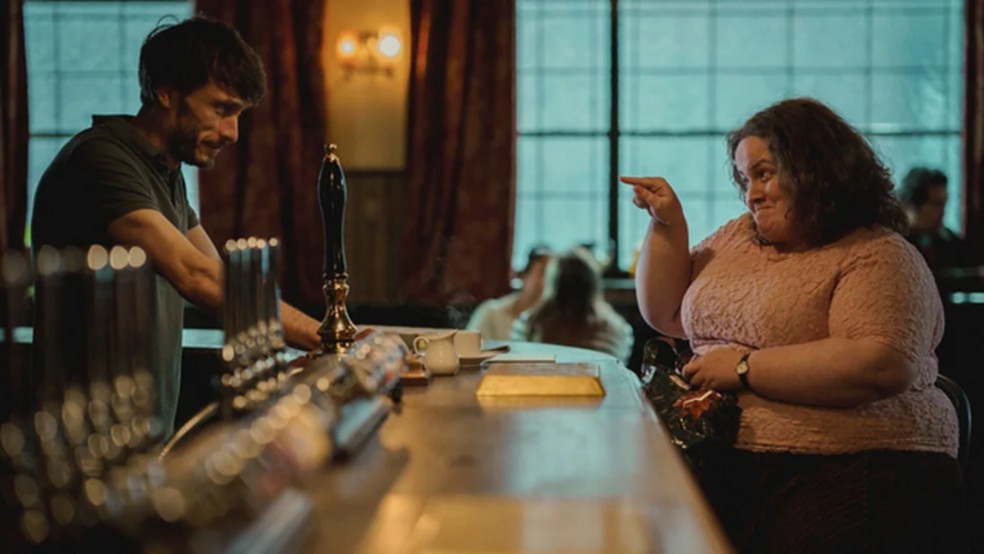 Bebê Rena começa com mulher solitária conhecendo personagem de Gadd no bar onde ele trabalha — Foto: Divulgação/Netflix/via BBC