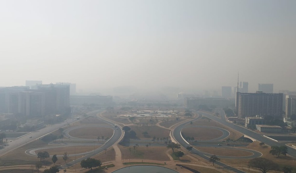Brasília amanhece coberta por fumaça — Foto: Reprodução/TV Globo