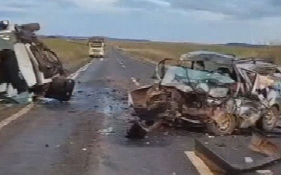 Acidente entre van e carro deixa mortos em Goiás — Foto: Divulgação/Policiamento Rodoviário