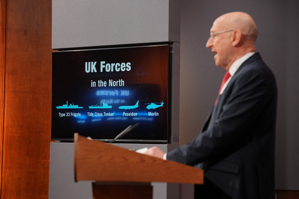 O ministro da Defesa do Reino Unido, John Healey, durante entrevista à imprensa em que revelou operação para impedir ataque de submarino russo, em 9 de abril de 2026. — Foto: Yui Mok/ Pool via Reuters