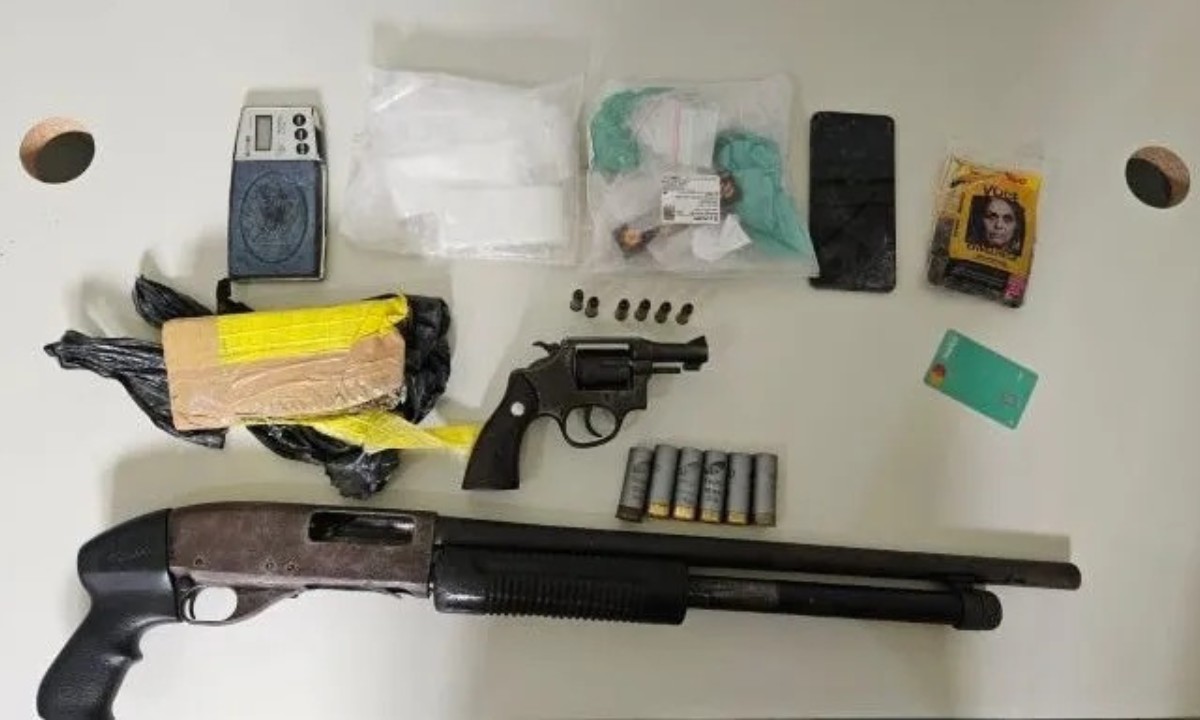 Dois homens são presos e armas, drogas e material do tráfico são apreendidos em Riachão do Jacuípe