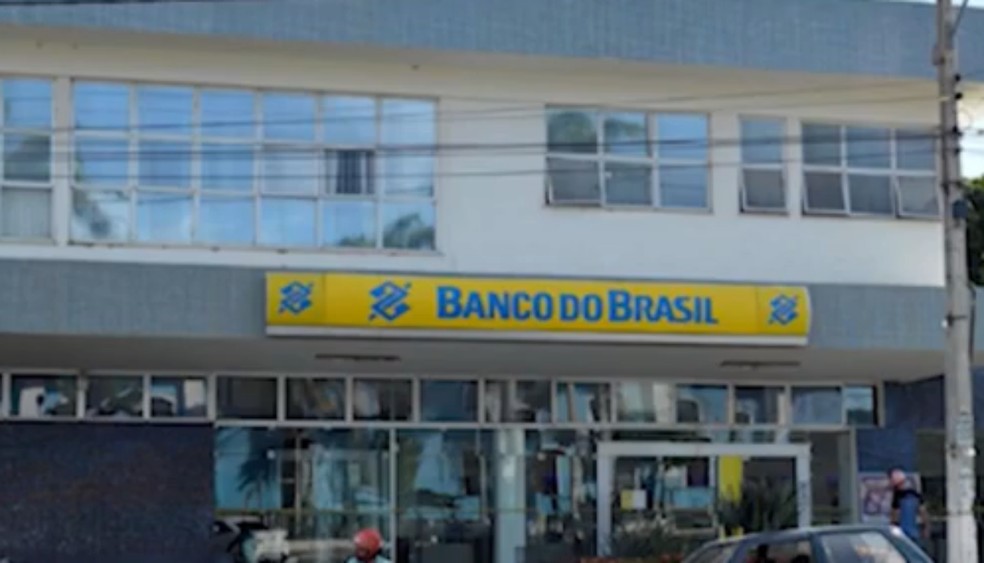 Agência bancária é arrombada em Brumado — Foto: TV Sudoeste