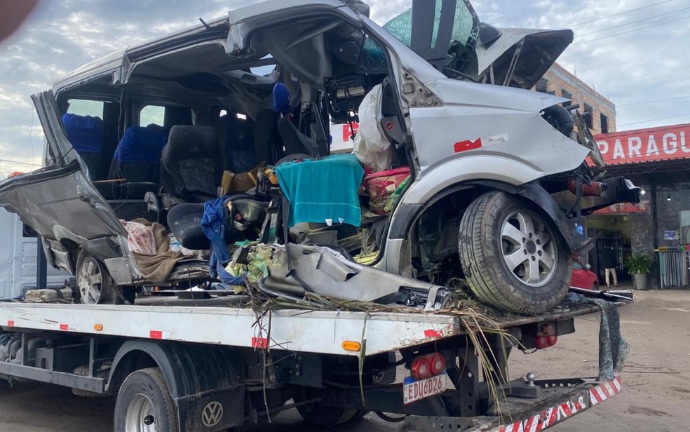 Van que levava familiares de Salvador ficou totalmente destruída após acidente com caminhão — Foto: Redes sociais