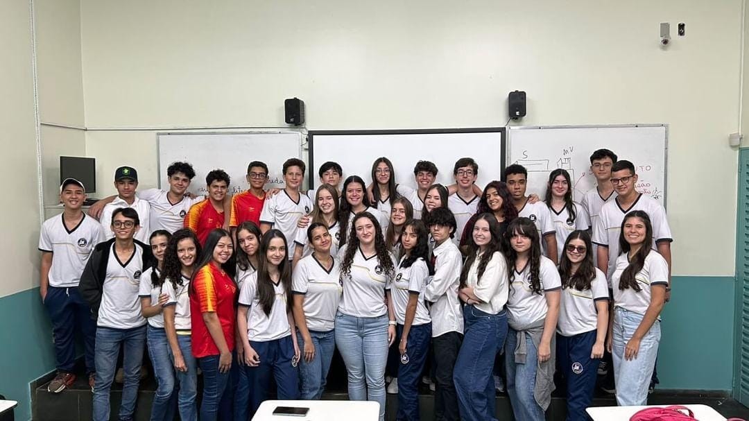 Estudantes do ensino médio promovem campanha para arrecadar absorventes; veja como doar