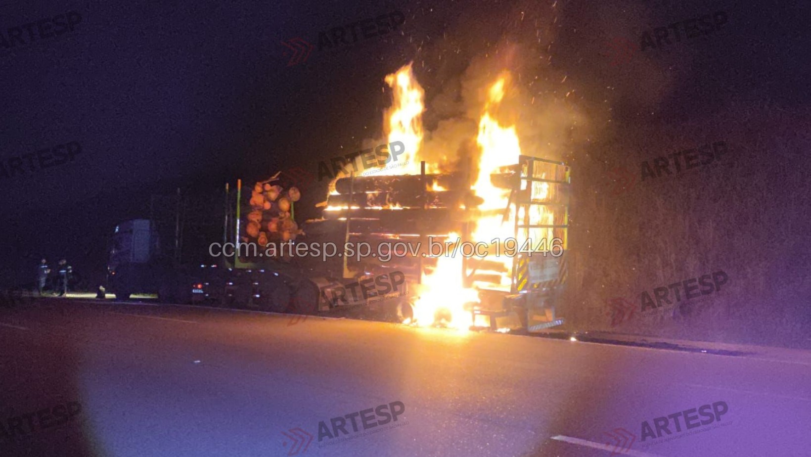 Carreta pega fogo após pneu estourar na Rodovia Carvalho Pinto, em São José dos Campos