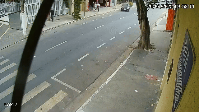 Guindaste de obra cai em rua do Centro de SP, e carro e pedestres se salvam por pouco