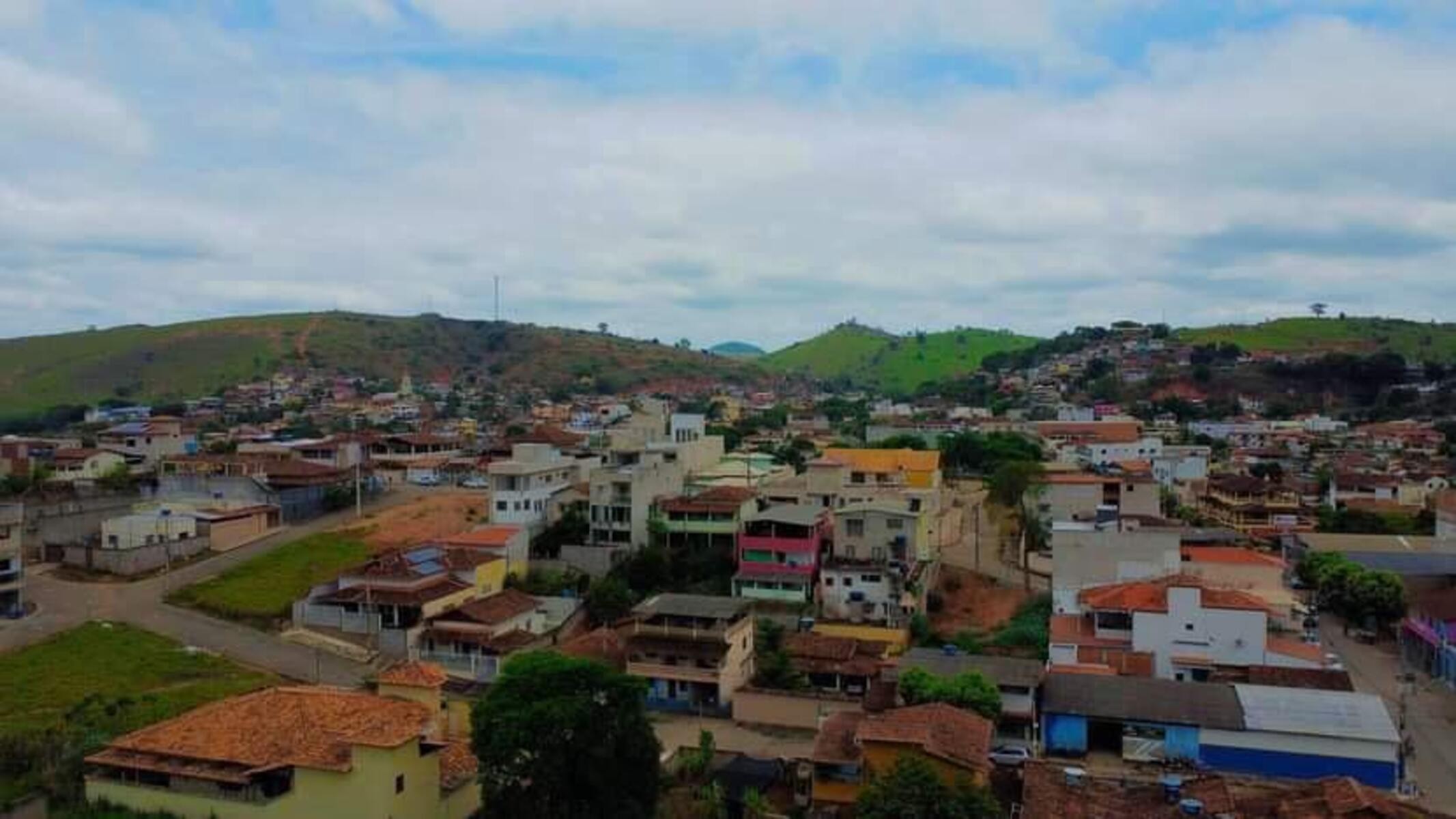 Mulher é esfaqueada no pescoço e morre após discussão em bar de Engenheiro Caldas