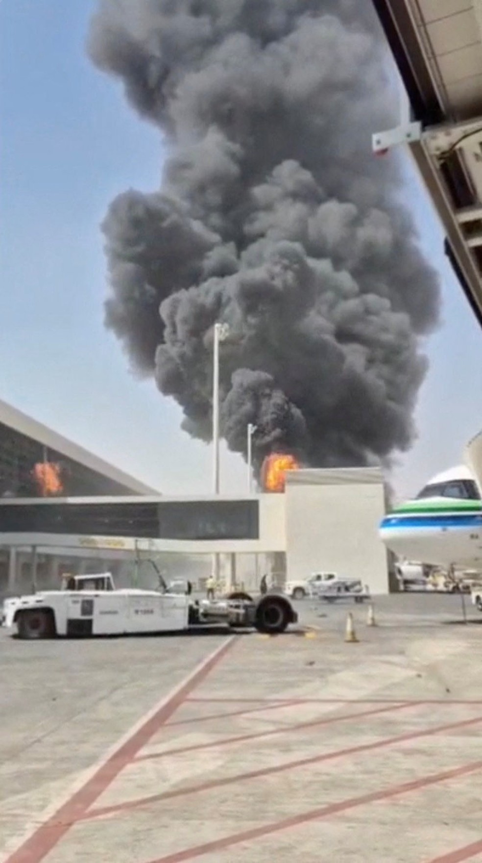 Fumaça e chamas são vistas no aeroporto de Rei Khalid, em Riade, capital da Arábia Saudita. — Foto: Redes Sociais via Reuters