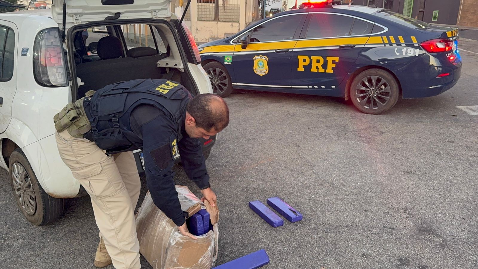 VÍDEO: Com criança de 3 anos no carro, casal é preso com 35 kg de maconha no porta-malas na BR-262