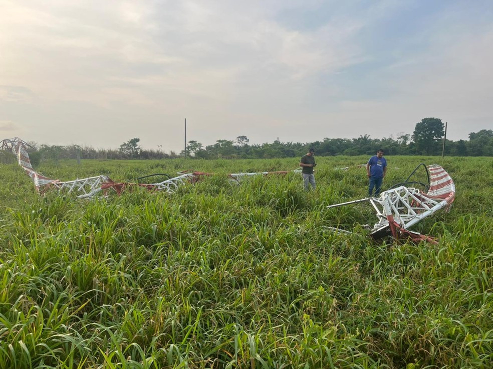 Torre caída no chão após ser atingida por ventos fortes — Foto: Reprodução