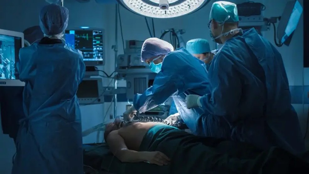 O avanço tecnológico de novos equipamentos médicos tem ajudado a salvar muitos pacientes. O desfibrilador, por exemplo, restabelece o ritmo cardíaco por meio de descargas elétricas.. — Foto: GETTY IMAGES via BBC