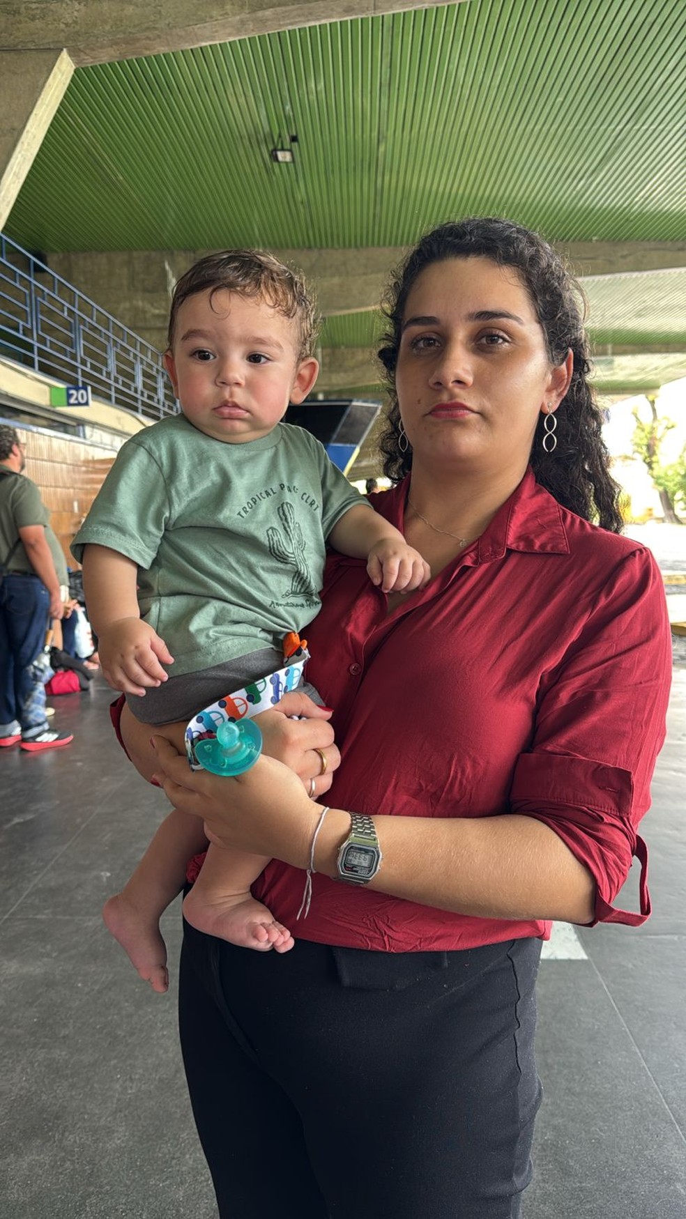 Rose Almeida aguarda no Terminal Rodoviário de João Pessoa com o filho de 9 meses — Foto: Karine Tenório/TV Cabo Branco