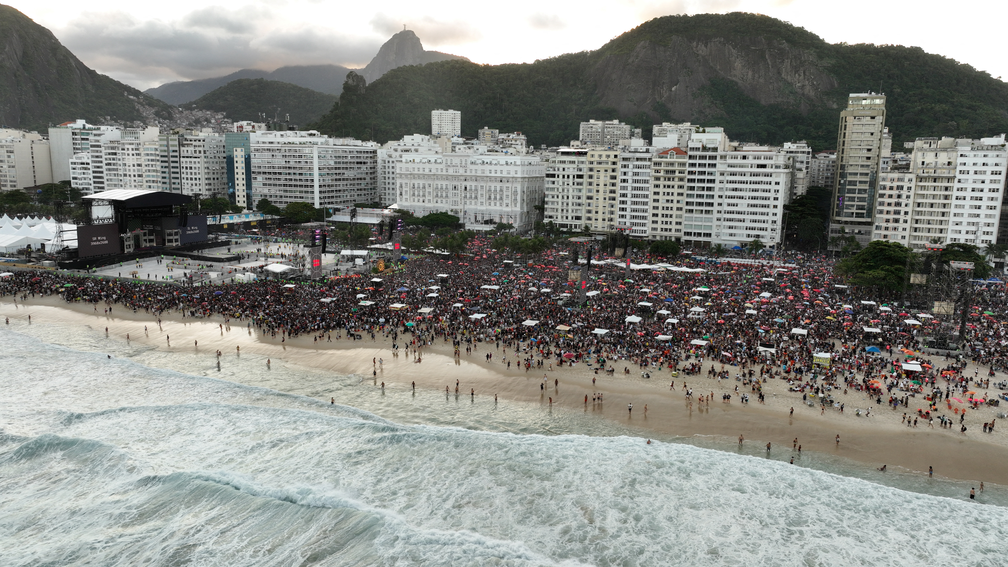 Fãs se reúnem antes do show aberto de Lady Gaga na Praia de Copacabana, no Rio de Janeiro. — Foto: REUTERS/Renato Spyrro