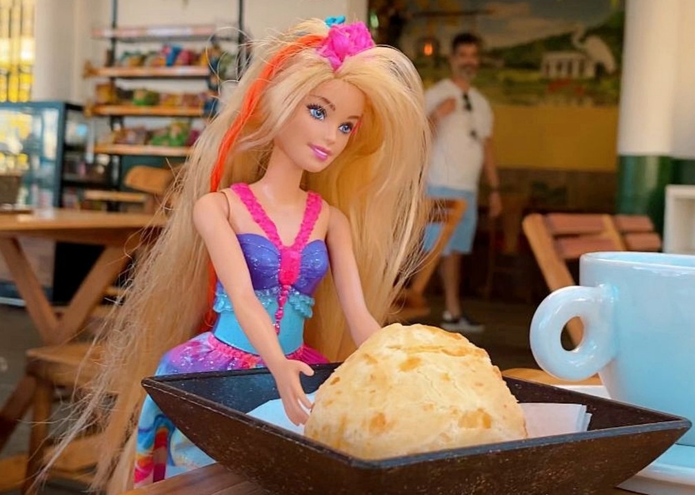 Barbie 'mineira' visita pontos turísticos e aproveita pão de queijo com cafezinho em MG; veja VÍDEO — Foto: Prefeitura de São Lourenço