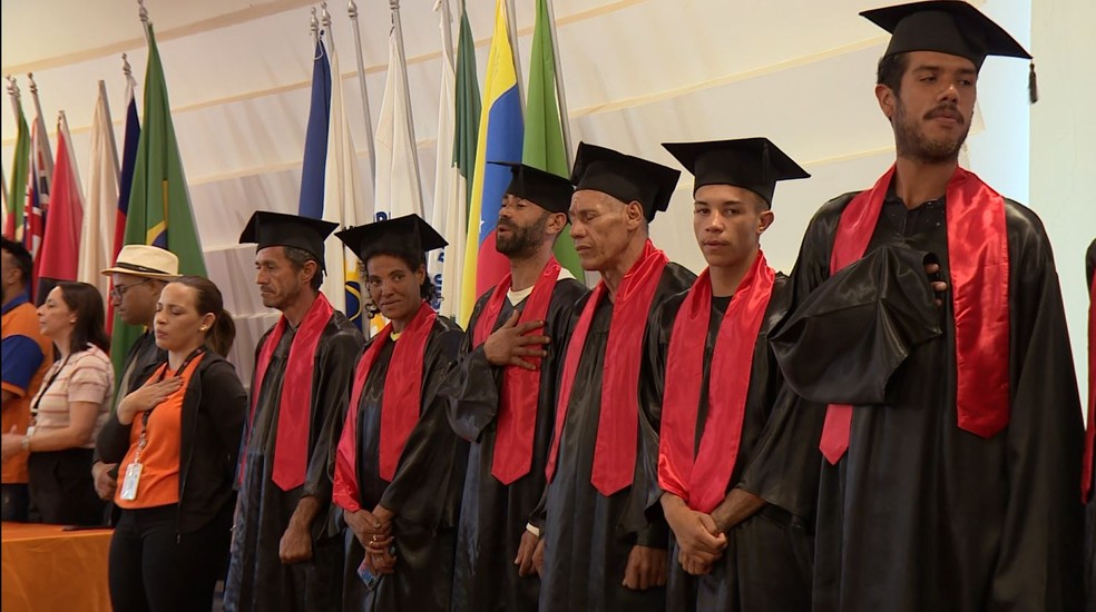 Aos 41 anos, Cristiane se formou em confeitaria, informática e fez até curso de elétrica com ajuda de ONG, em Campinas — Foto: Reprodução EPTV