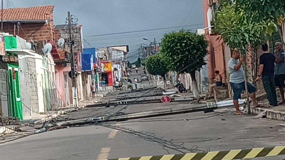 Vários postes ficaram caídos. — Foto: Reprodução