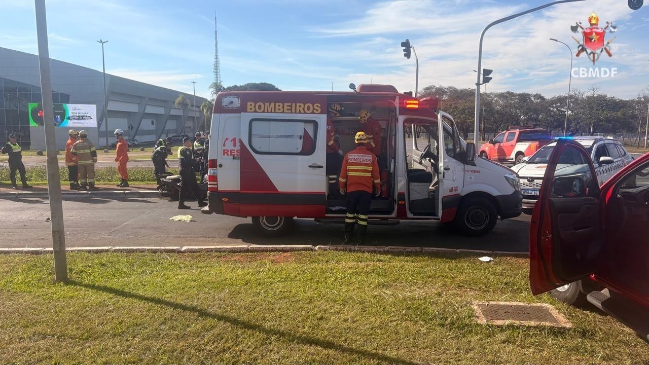 Motociclista morre após acidente com carro no centro de Brasília