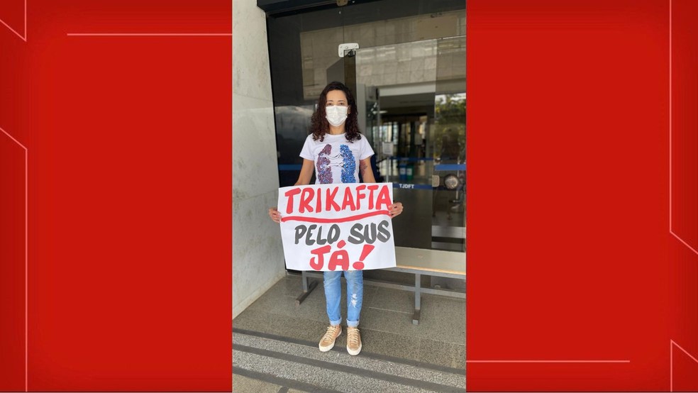Elisbete pede medicamento para fibrose cística, durante protesto em Brasília — Foto: Arquivo pessoal