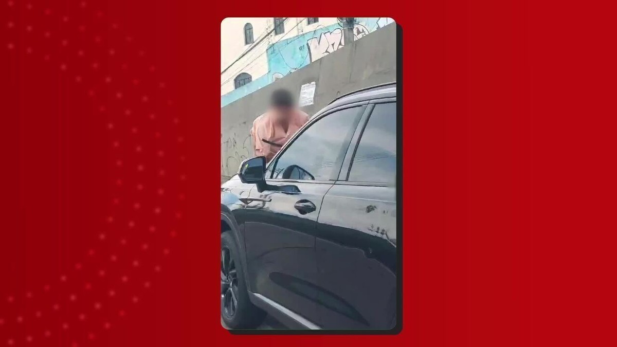 Homem se pendura sobre o capô de carro em movimento e é arrastado em avenida de Manaus; VÍDEO