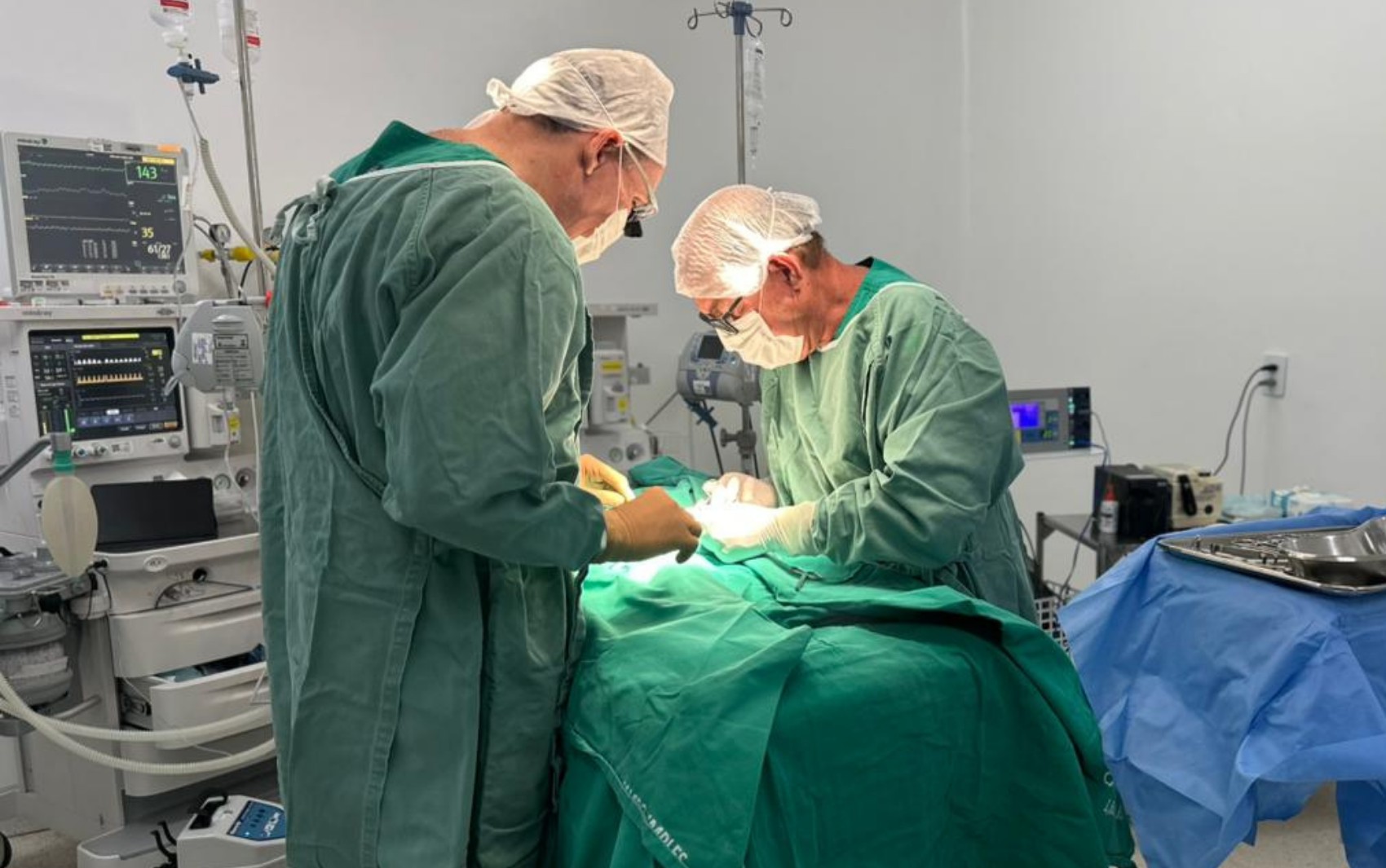 Gêmeos siameses de MT passam por cirurgia de separação de emergência em Goiânia após um deles morrer