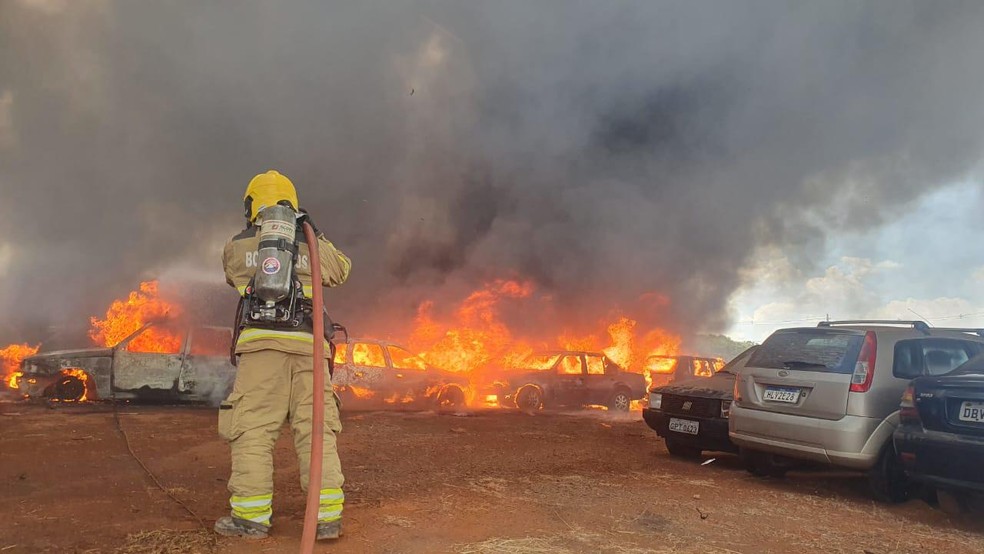 Bombeiros precisaram de quase 3 horas para apagar incêndio no pátio do Detran, em Uberaba — Foto: Corpo de Bombeiros/Divulgação
