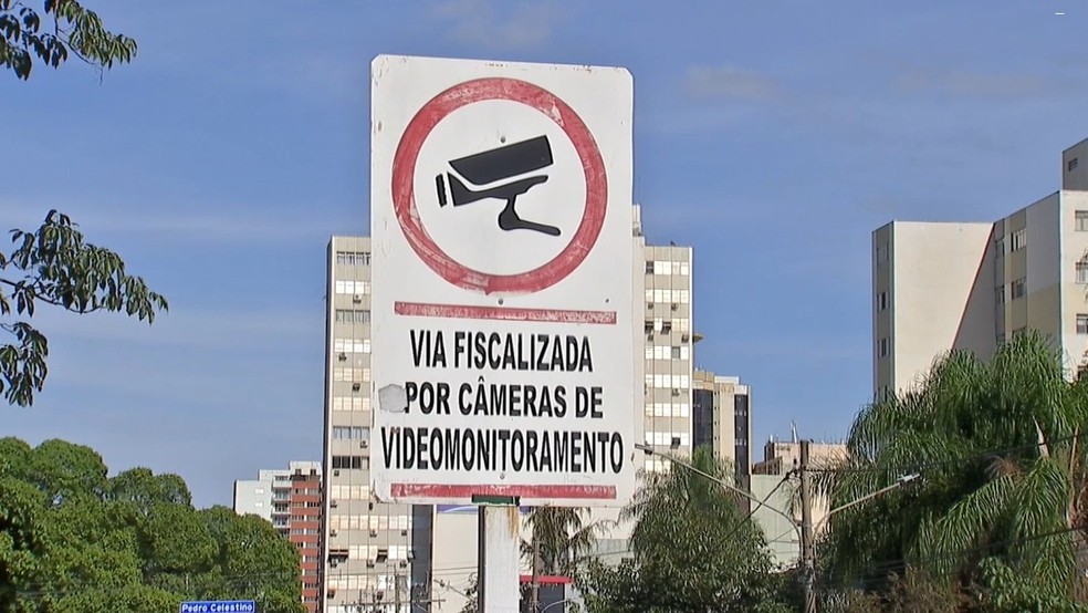 Placas indicam o local de monitoramento de drone, em Campo Grande — Foto: Reprodução/TV Morena