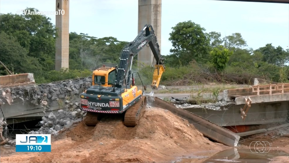 Máquinas começam a retirar entulhos destroços da ponte JK — Foto: Tv Anhanguera/Reprodução