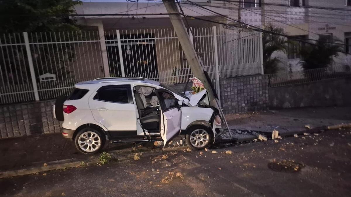 Motorista bate carro em poste e deixa moradores sem energia no Bairro Bairu, em Juiz de Fora