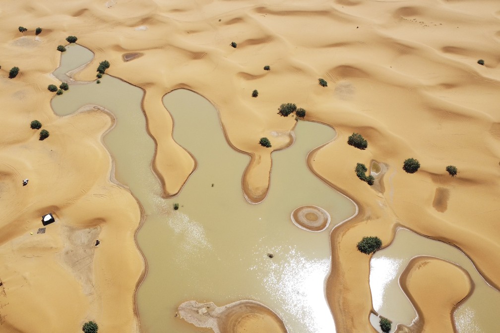 Lagoas formados pela intensa chuva entre dunas de areia em Merzouga, Marrocos, em 2 de outubro de 2024. — Foto: AP Photo