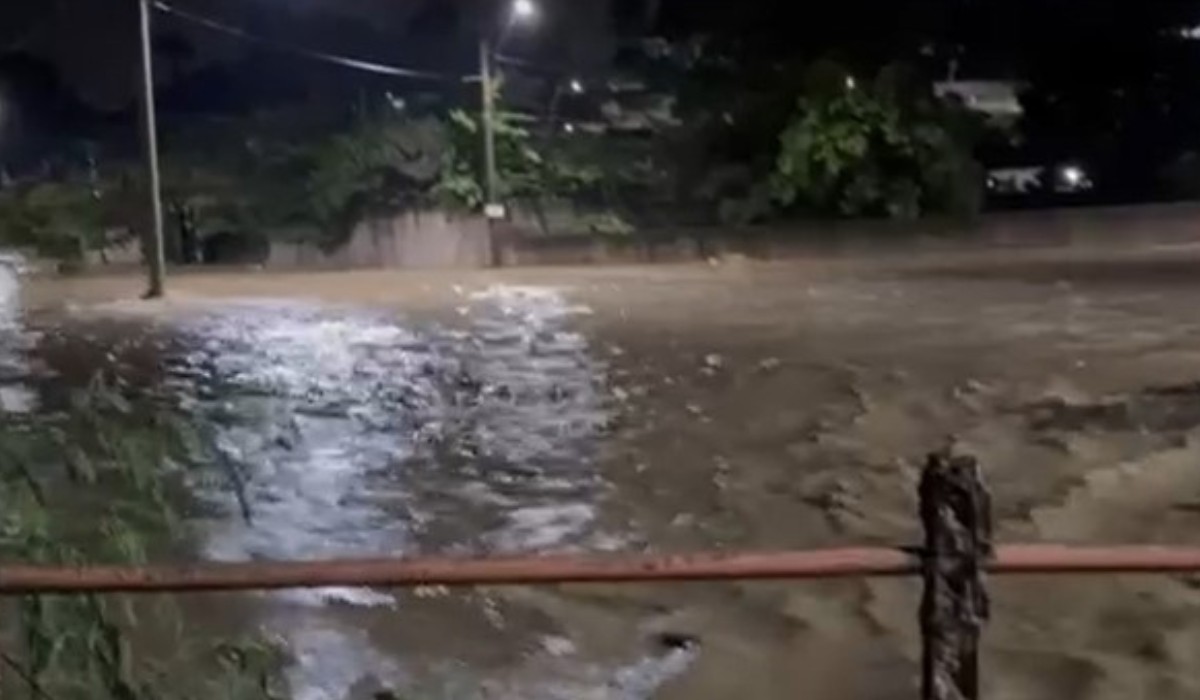 Tempestade em Monte Mor provoca transbordamento de córregos, deixa casas alagadas e arrasta carro