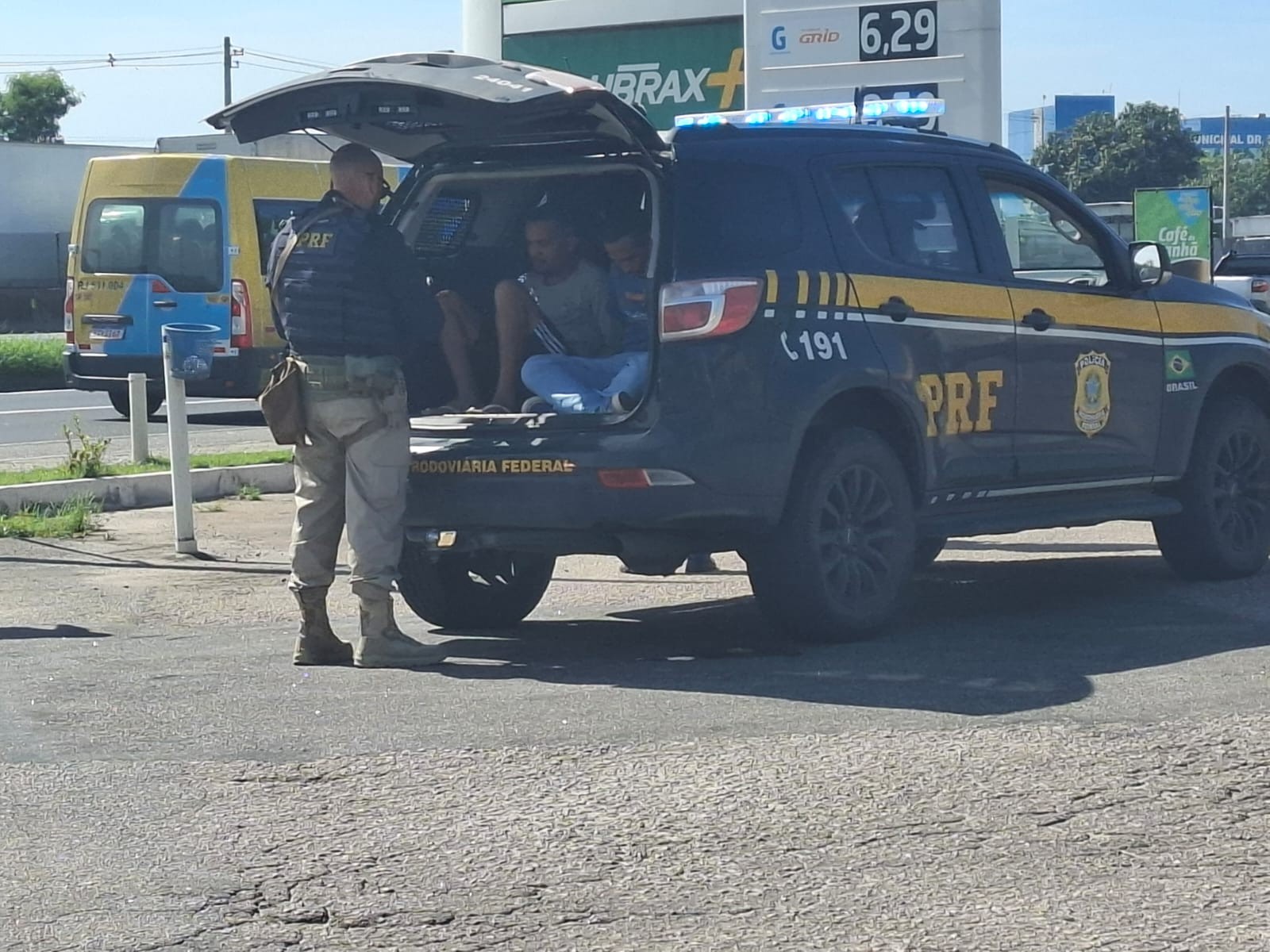 Motorista é vítima de sequestro relâmpago em Caxias e é resgatado durante blitz da PRF; 2 são presos 