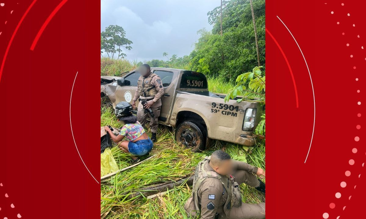 Três policiais ficam feridos após viatura capotar durante perseguição a suspeitos; agente foi resgatado de helicóptero
