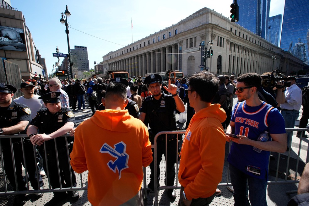 Fãs tentam entrar no Madison Square Garden antes do terceiro jogo das finais da NBA entre o New York Knicks e o San Antonio Spurs, em 8 de junho de 2026 — Foto: Eduardo Munoz/Reuters